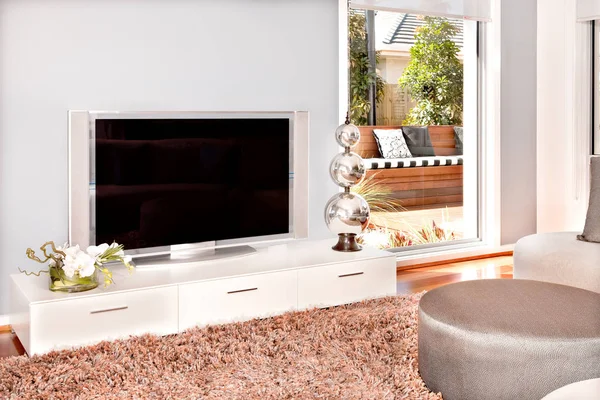 Closeup televize v moderním obývacím pokoji luxusní hou — Stock fotografie