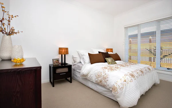 H와 함께 흰색 시트를 포함 하 여 현대 집의 럭셔리 침실 — 스톡 사진