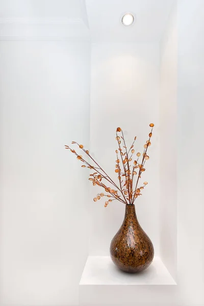 Jarrón ornamental con ramas de palo artificial y hojas en él — Foto de Stock