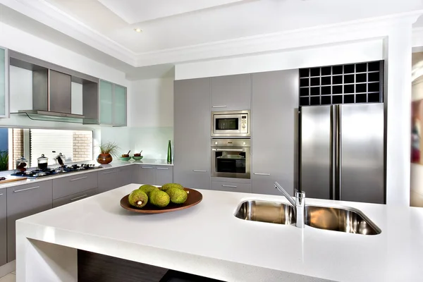 Moderní kuchyň v luxusním domě — Stock fotografie
