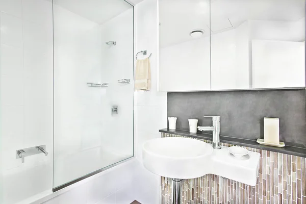 Intérieur luxueux de la salle de bain avec installations . — Photo