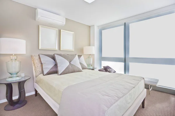 Роскошная интерьерная спальня с современной односпальной кроватью — стоковое фото