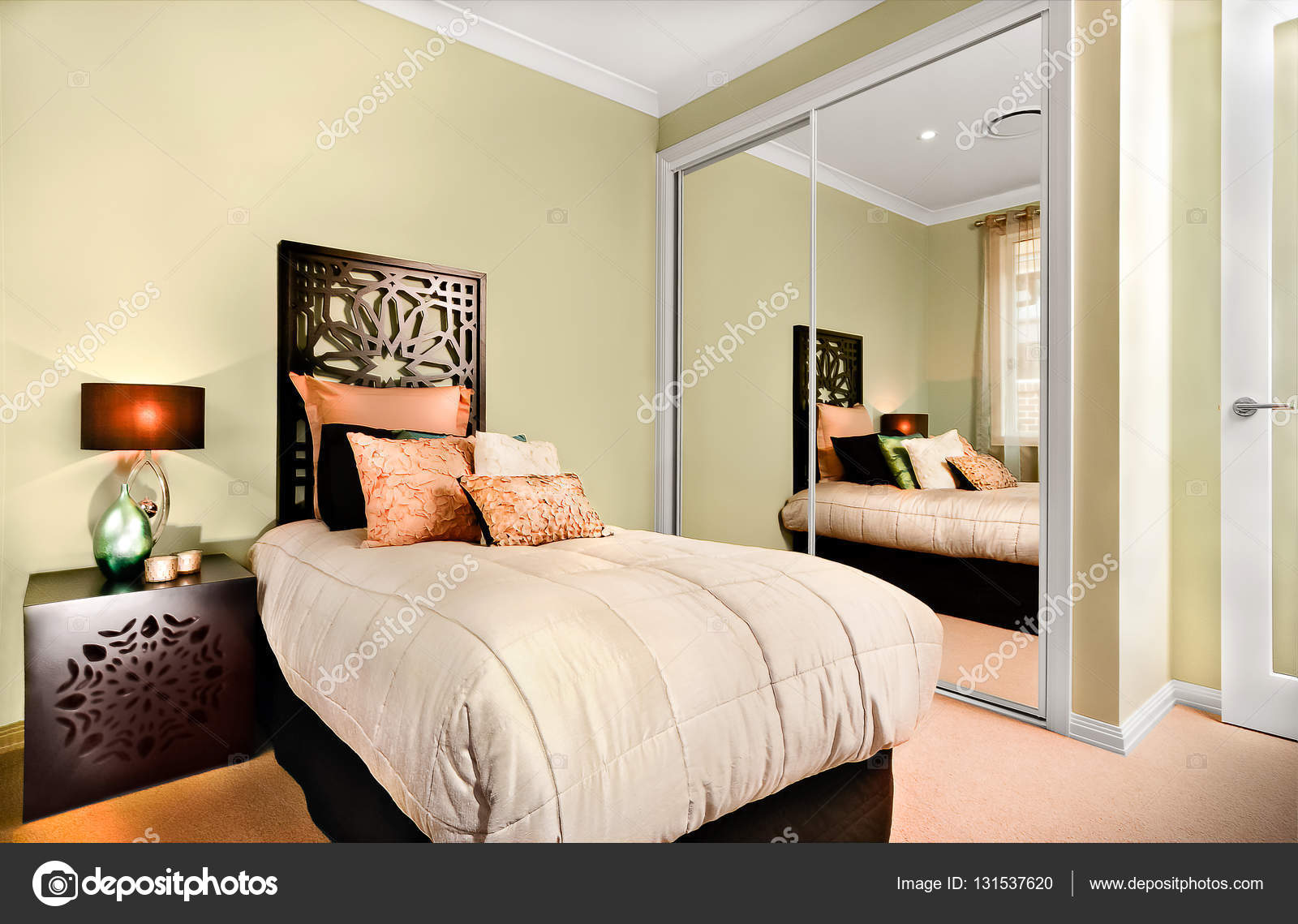 Luxe interieur slaapkamer \'s nachts met een modern eenpersoonsbed ... Luxe interieur slaapkamer \'s nachts met een modern eenpersoonsbed ...