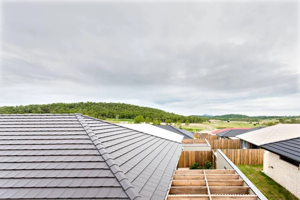 Dörfliche Landschaft Tal über den Hausdächern und Blick von oben entlang — Stockfoto