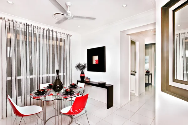 Modern dining room decorated with many fancy items in the luxuri — Stock Photo, Image