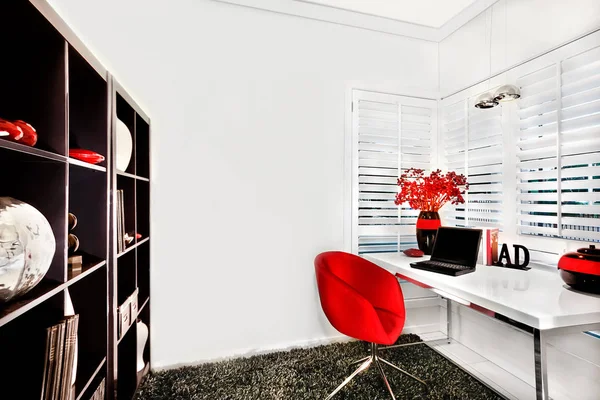 현대 작업실 작은 흰색 테이블과 고급 스러운 집에는 — 스톡 사진