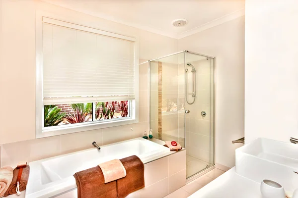Современная ванная комната с ванночкой и зоной для купания, подготовленной с помощью буксира — стоковое фото