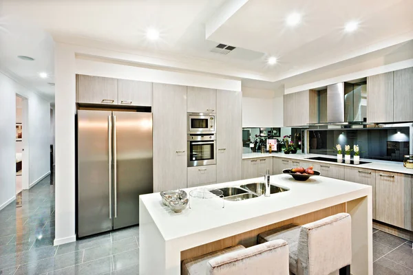 Bancada de cozinha moderna com geladeira e despensa — Fotografia de Stock