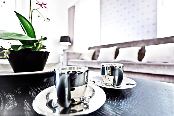 Блестящие металлические чайные чашки закрываются на черном столе — стоковое фото