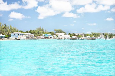 Deniz suyu ile güneş ışığı ve evler