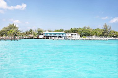 Parlak deniz suyu ile güneş ışığı ve evler