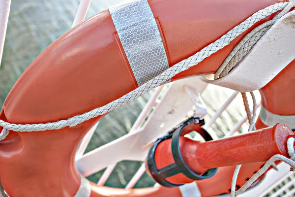 Tubo de seguridad colorido dentro de una nave — Foto de Stock