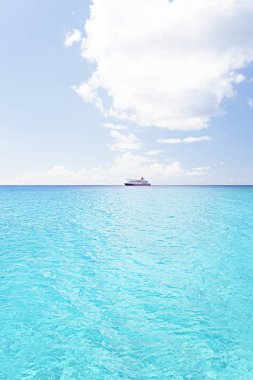 Denizin ufuk yakınında büyük gemi yelken 