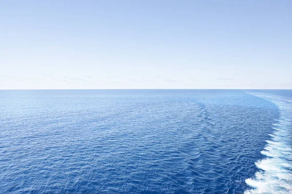Блискуча вода в барвистій морській стороні — стокове фото