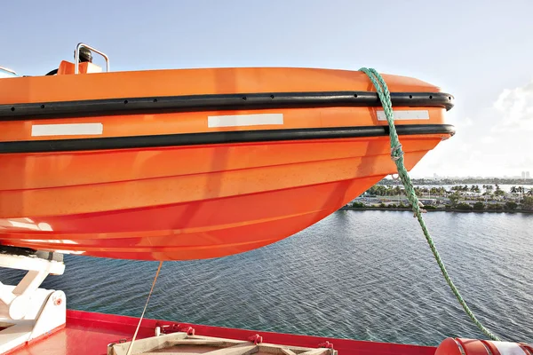 Bateau de sécurité sur le navire avec l'eau et le ciel — Photo