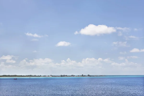 Lado colorido do mar com água azul — Fotografia de Stock