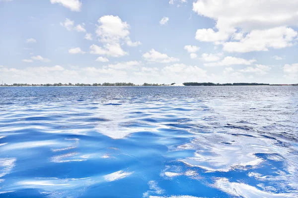 Сонячне світло на морі вода і небо — стокове фото