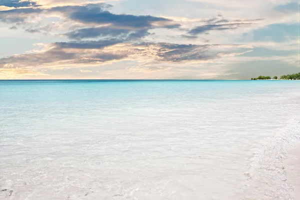 Atardecer cielo oscuro con cielo nublado amarillo y mar — Foto de Stock