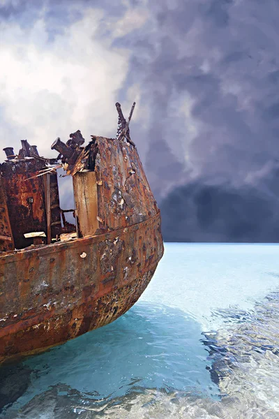 Korrodiertes Metallschiff auf dem hellblauen Wasser — Stockfoto