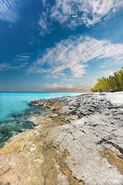 Mar de água azul e costa terrestre amarela com vista para o céu — Fotografia de Stock