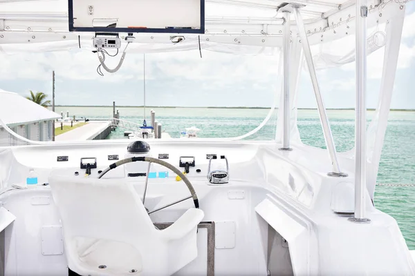Gebied van een speedboot rijden op zee — Stockfoto