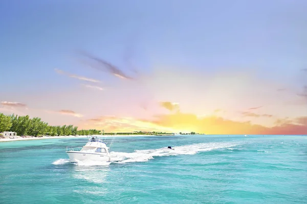 Barco blanco navega el mar desde el horizonte del atardecer — Foto de Stock