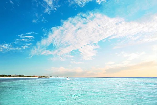 Mar de agua azul y cielo de agua azul con nubes — Foto de Stock