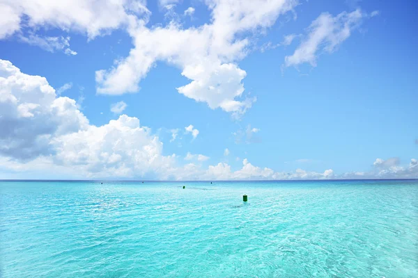 Nubes brillantes y brillantes en el cielo azul — Foto de Stock