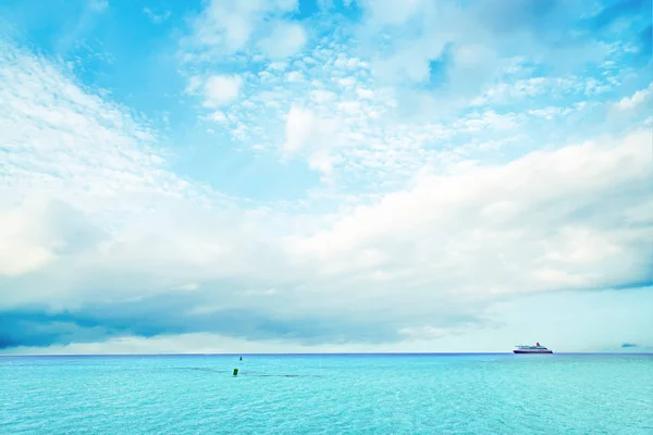 Nubes blancas en el cielo azul sobre el océano — Foto de Stock