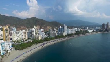 Santa Marta, Kolombiya 'daki Salguero plajı. Hava şehri görünümü. 