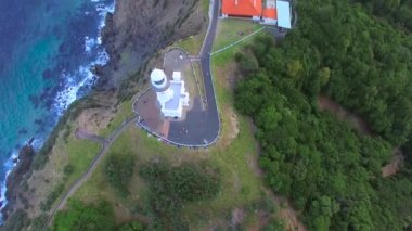 Avustralya, Byron Körfezi 'ndeki deniz feneri. Havadan okyanus görünümü.