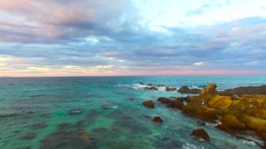 Günbatımında Byron Körfezi, Avustralya, hava manzaralı. Vahşi okyanus plajı.