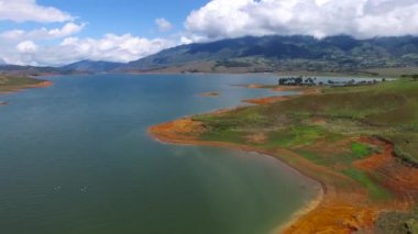 Kolombiya, Güney Amerika, Calima Gölü hava manzarası. Güzel Kolombiya doğası ve manzarası. Drone videosu