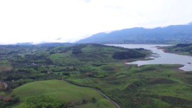 Kolombiya 'nın vahşi doğasının hava panoramik videosu. Yukarıdan Kolombiya manzarası. Drone 4K videosu. 