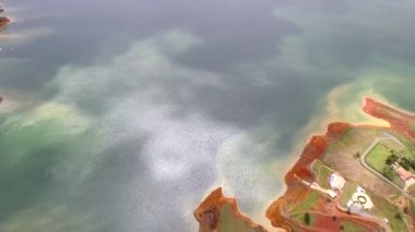Güney Americe, Kolombiya 'daki dağların ve ormanların üzerinden uçuyor. Vahşi doğanın havadan görünüşü. 4K en iyi drone videosu.