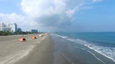 Sabahın erken saatlerinde okyanus kıyılarında insanlar olmadan. Hava görüntüsü. Kolombiya, Cartagena 'daki ıssız okyanus sahilinde uçuyor. Güney Amerika.