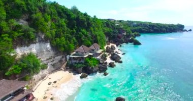Uluwatu kayalıklarının ve plajın en üst manzarası. Hava videosu. Bali, Endonezya 'da kayalık sahilde güzel dalgalar dolaşıyor.