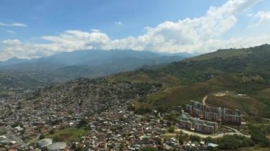 Günbatımında Kolombiya 'nın Cali Valle del Cauca şehrinin genel manzarası. Hava videosu. 
