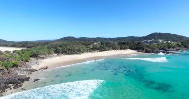 Avustralya sahilinin tepesindeki hava manzarası. Avustralya manzarası. Uzun, güzel sahil şeridi. Yaz tatili.