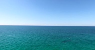 Okyanus sahilindeki hava manzarası. En iyi İHA videosu. Okyanusun üzerinde uçmak. Avustralya ocen plajı, gökyüzü manzaralı. Yaz zamanı. Okyanusta tatil..