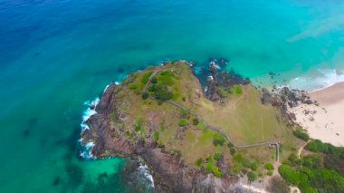 Okyanus yüzeyinin ve kayalık kıyıların havadan görünüşü. Yukarıdan inanılmaz vahşi doğa. Arkadaşlarıyla seyahat ediyor. Ocen 'de tatil. Yaz tatili serinliyor. Yaz eğlencesi. Cabarita Sahili Avustralya