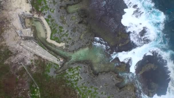 Vue aérienne d'une île minuscule dans l'eau bleue tropicale de Vanuatu, Bali .