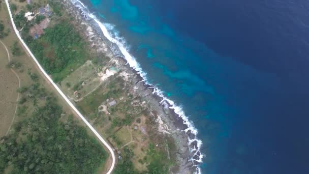 Uluwatu Μπαλί Ινδονησία Μονοπάτι Δίπλα Στον Ωκεανό Αεροφωτογραφία — Αρχείο Βίντεο