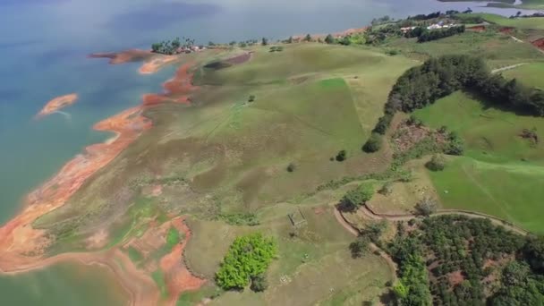 从空中俯瞰卡利马湖和湖边有游泳池的豪华住宅 哥伦比亚 南美洲 — 图库视频影像
