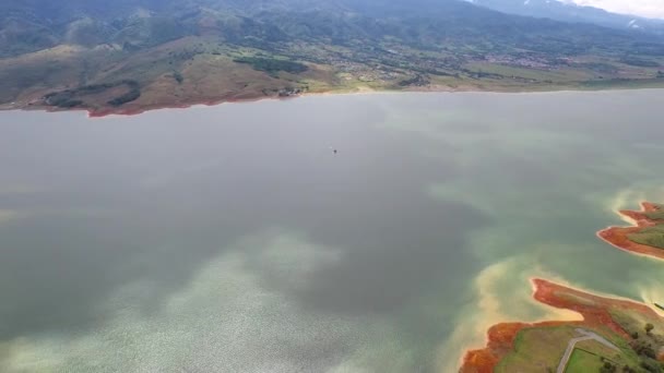 Vista Drone Uma Montanha Floresta Tropical Com Nuvens Névoa Grande — Vídeo de Stock