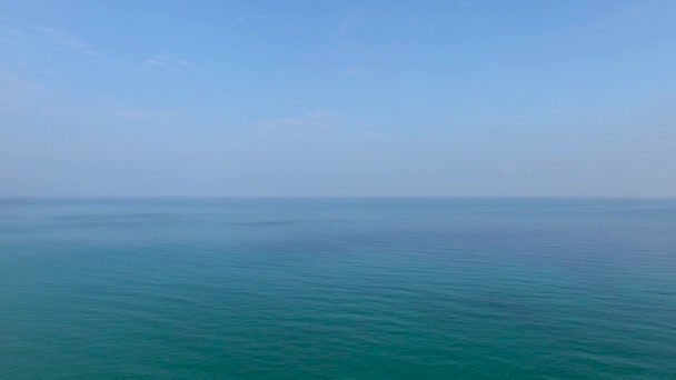 Vue aérienne sur l'océan dans la ville de Cartagena, Colombie, Amérique du Sud. L'heure d'été. Drone vidéo 4K .