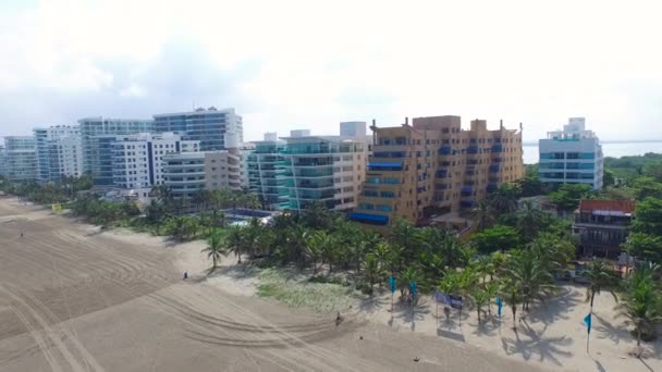 哥伦比亚卡塔赫纳市海滩上的豪华酒店 空中视频4K 在海上度假 — 图库视频影像