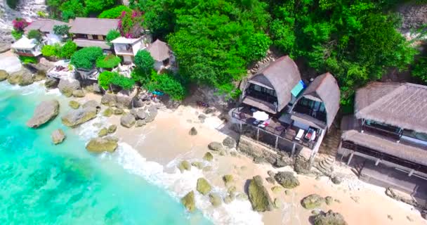 Bali Indonesien Riesige Exotische Felsen Grünen Klaren Wasser Villen Und — Stockvideo