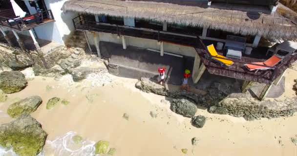 바다가 공중에 공중을 숨들이 있습니다 인도네시아 식사와 별장으로 배달되다 — 비디오