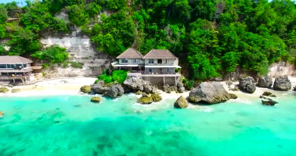 カラフルな海の空の景色 インドネシア バリ島 ウルワツだ ドローン4Kによる空中映像 ヴィラウルワツ インドネシアのパラダイス — ストック動画